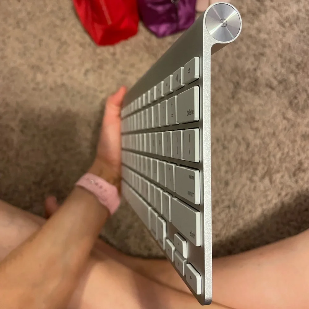 Apple wireless magic keyboard